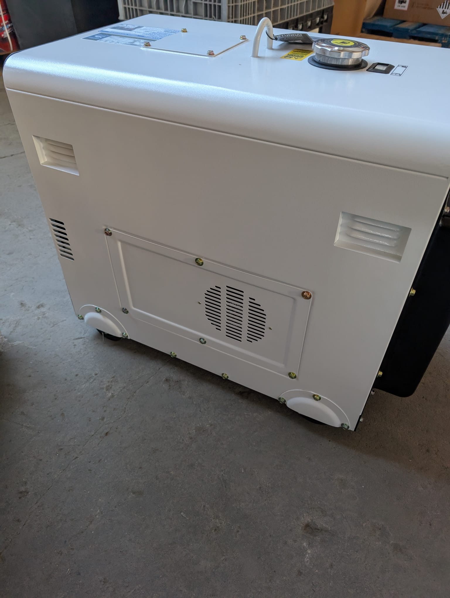 Hyundai 65230 DHY8500SE-T Full Power 6 kW Silenced Generator Set Hyundai 65230 DHY8500SE-T Full Power 6 kW Silenced Generator Set